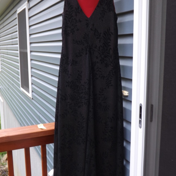 Black glitter dress with floral design and red - Picture 5 of 7